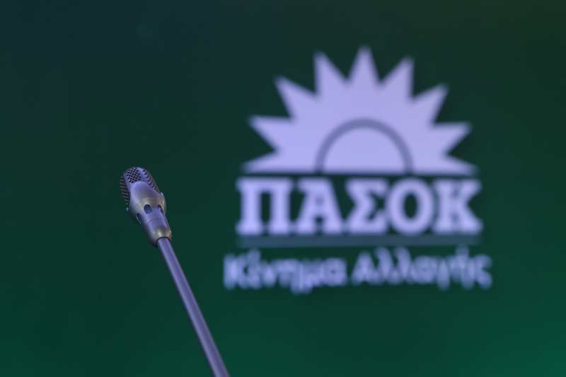 Το ΠΑΣΟΚ ρίχνει τη φωτοβολίδα δημοκοπίας για εργασία 4 ημερών